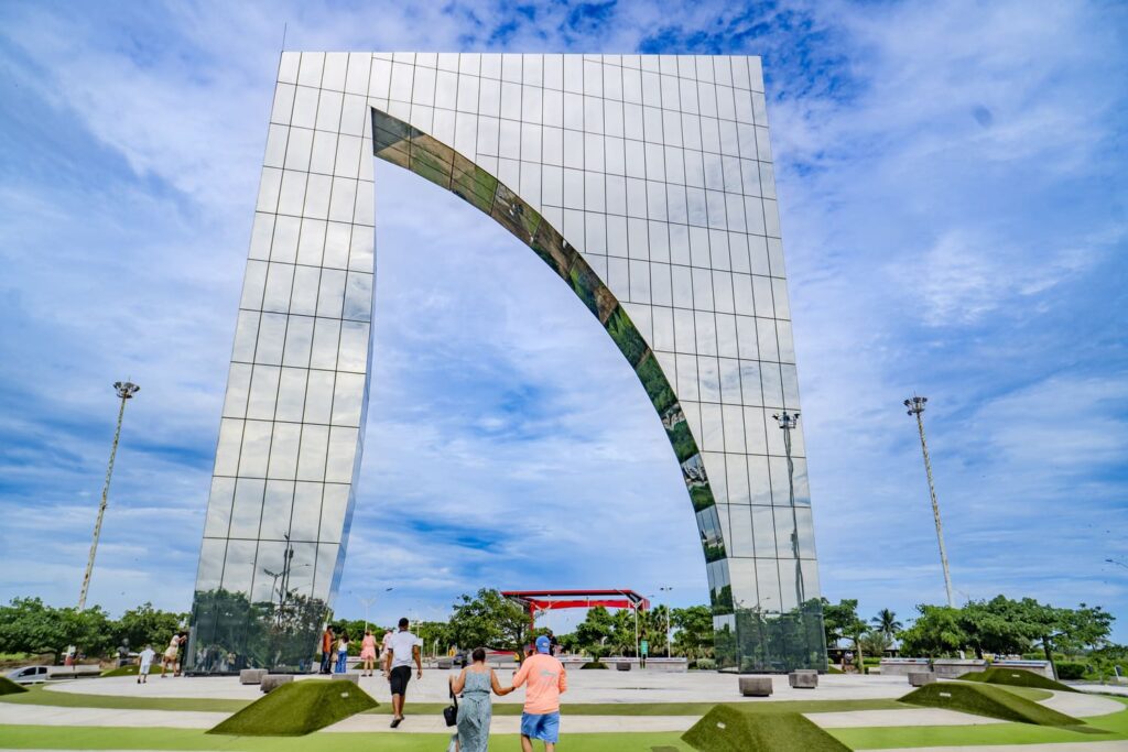 Una imagen del monumento de la aleta del tiburón en Barranquilla, la arenosa, ciudad de la Costa caribe de Colombia en nuestra galería de fotos