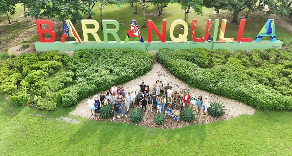 Letras de Barranquilla con grupo de viajeros delices en la Excursion de barranquilla y Santa Marta - Galería de fotos